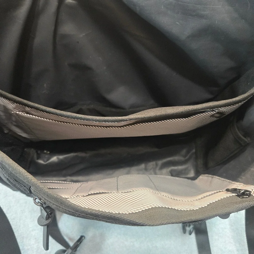 SwissGear Black Messenger Bag Laptop Tablet Case with USB Port and Padded Strap